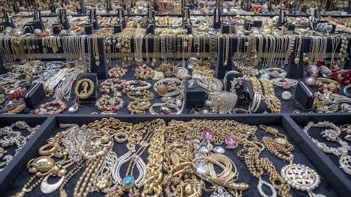 Custom Jewelry vs Mass-Produced Jewelry